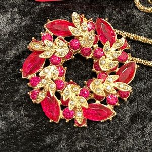 Betsey Johnson Magenta and Gold Wreath Pendant Necklace